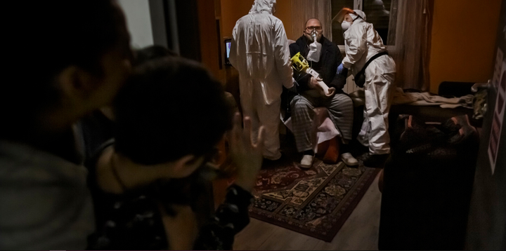 Không cầm nổi nước mắt khóc thương bi kịch Covid-19 khắp Italy - 7