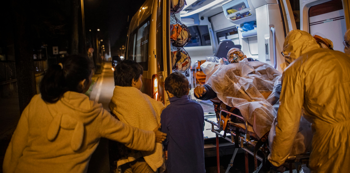 Không cầm nổi nước mắt khóc thương bi kịch Covid-19 khắp Italy - 9