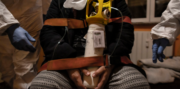 Không cầm nổi nước mắt khóc thương bi kịch Covid-19 khắp Italy - 8