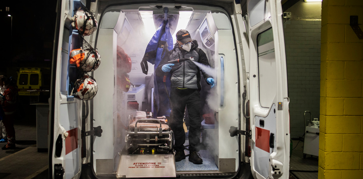 Không cầm nổi nước mắt khóc thương bi kịch Covid-19 khắp Italy - 10