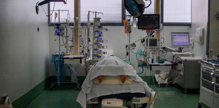 Không cầm nổi nước mắt khóc thương bi kịch Covid-19 khắp Italy - 13