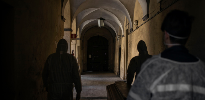 Không cầm nổi nước mắt khóc thương bi kịch Covid-19 khắp Italy - 14