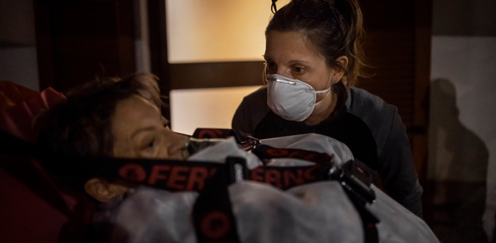 Không cầm nổi nước mắt khóc thương bi kịch Covid-19 khắp Italy - 17