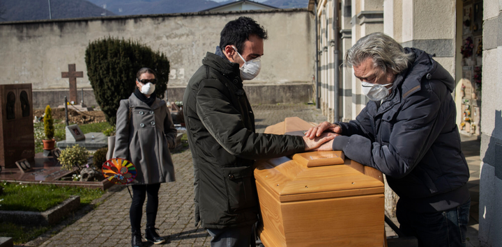 Không cầm nổi nước mắt khóc thương bi kịch Covid-19 khắp Italy - 18