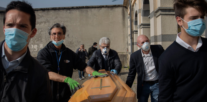 Không cầm nổi nước mắt khóc thương bi kịch Covid-19 khắp Italy - 19