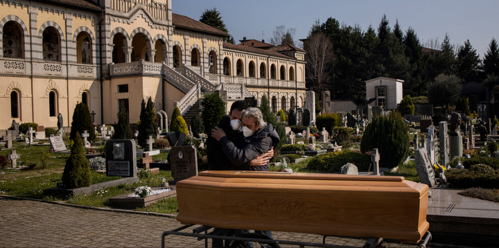 Không cầm nổi nước mắt khóc thương bi kịch Covid-19 khắp Italy - 20