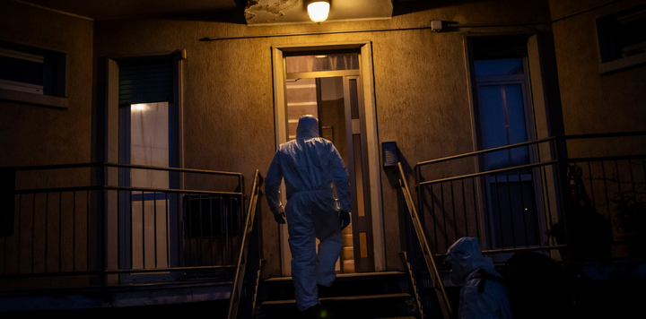 Không cầm nổi nước mắt khóc thương bi kịch Covid-19 khắp Italy - 3