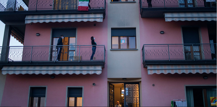 Không cầm nổi nước mắt khóc thương bi kịch Covid-19 khắp Italy - 4