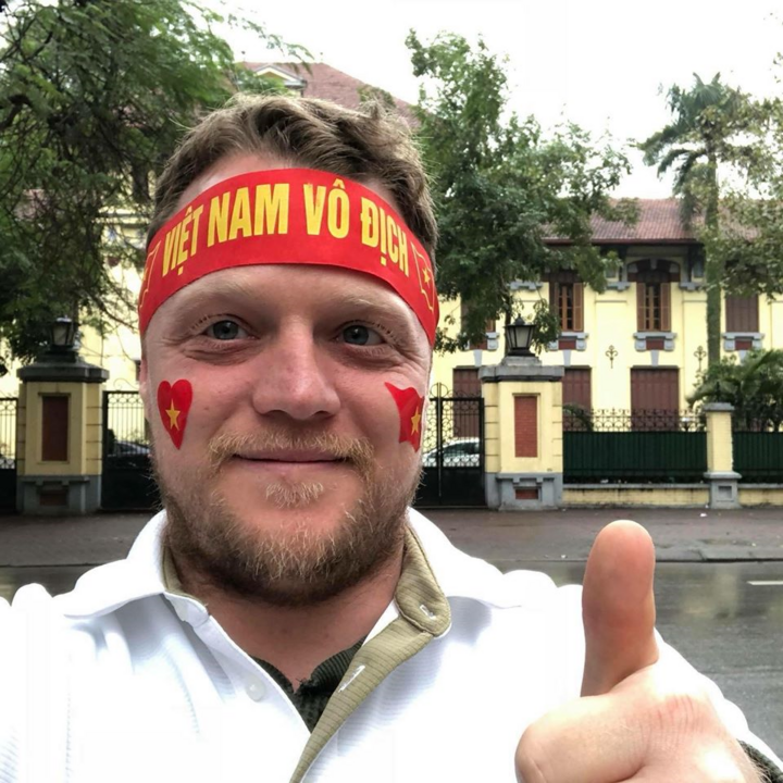 ‘Ông Tây dọn rác’ kêu gọi vỗ tay tri ân y bác sĩ Việt Nam chống Covid-19 - 1