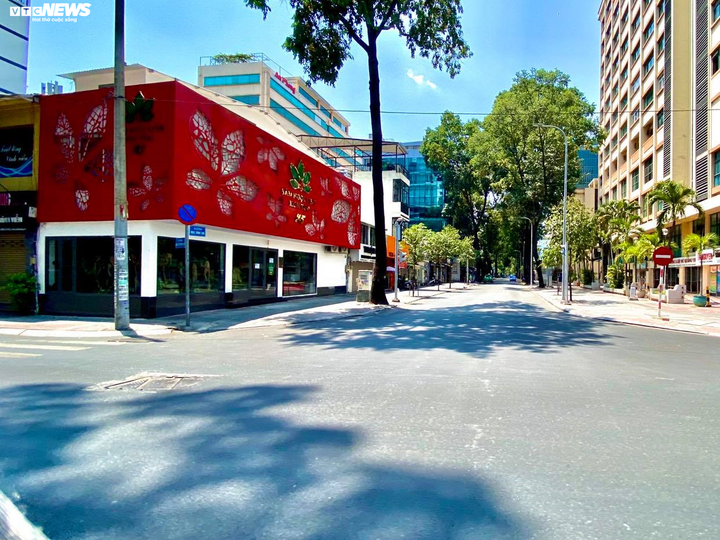 Ngăn dịch Covid-19: Dân không ra đường, phố phường TP.HCM vắng lặng chưa từng có - 7