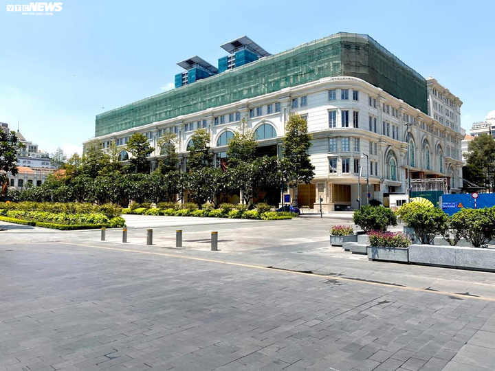 Ngăn dịch Covid-19: Dân không ra đường, phố phường TP.HCM vắng lặng chưa từng có - 5