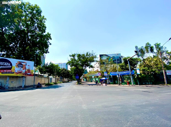 Ngăn dịch Covid-19: Dân không ra đường, phố phường TP.HCM vắng lặng chưa từng có - 6