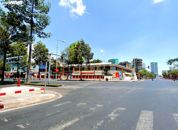 Ngăn dịch Covid-19: Dân không ra đường, phố phường TP.HCM vắng lặng chưa từng có - 9