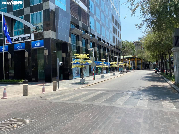 Ngăn dịch Covid-19: Dân không ra đường, phố phường TP.HCM vắng lặng chưa từng có - 8