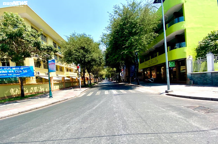 Ngăn dịch Covid-19: Dân không ra đường, phố phường TP.HCM vắng lặng chưa từng có - 10