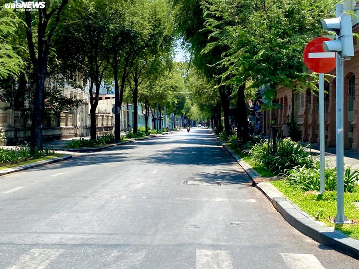 Ngăn dịch Covid-19: Dân không ra đường, phố phường TP.HCM vắng lặng chưa từng có - 11