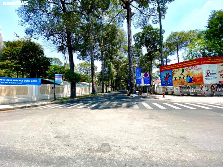 Ngăn dịch Covid-19: Dân không ra đường, phố phường TP.HCM vắng lặng chưa từng có - 13