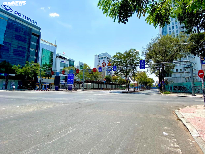 Ngăn dịch Covid-19: Dân không ra đường, phố phường TP.HCM vắng lặng chưa từng có - 12