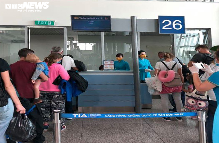 Hình ảnh chuyến bay của Vietnam Airlines đưa người Việt ở Ukraine về nước - 2