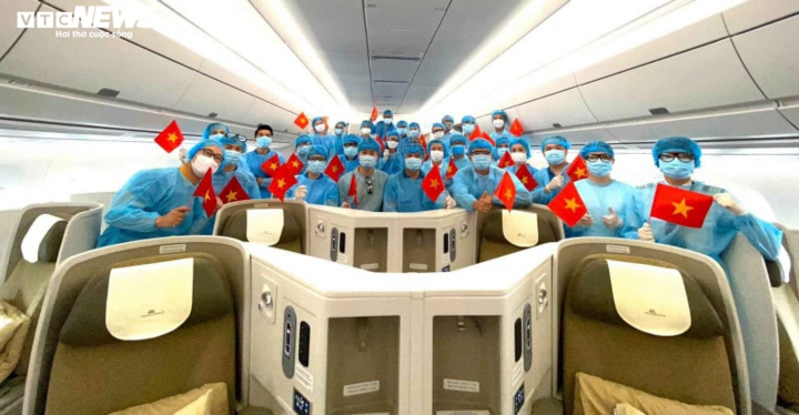 Hình ảnh chuyến bay của Vietnam Airlines đưa người Việt ở Ukraine về nước - 5