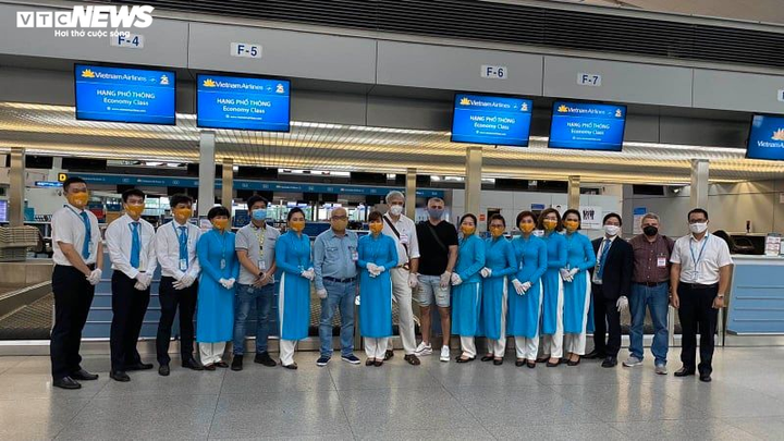 Hình ảnh chuyến bay của Vietnam Airlines đưa người Việt ở Ukraine về nước - 4
