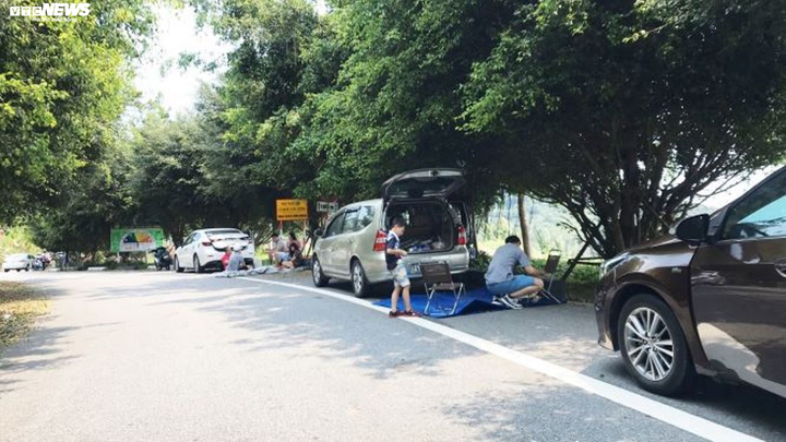 Dân ùn ùn lên núi dã ngoại, Đà Nẵng đóng cửa bán đảo Sơn Trà - 1