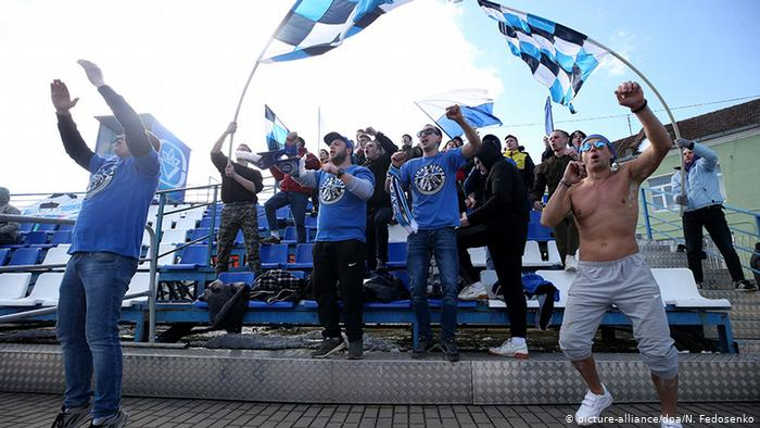 CĐV cởi trần, không đeo khẩu trang, hò hét cổ vũ bóng đá giữa đại dịch Covid-19 - 1