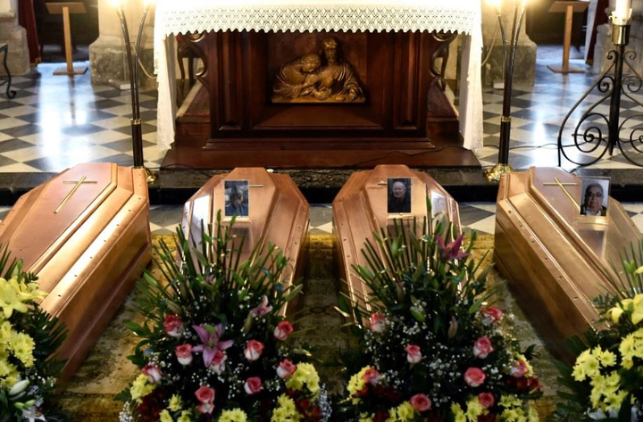 Ảnh: Xót xa tang lễ giữa đại dịch Covid-19 - 9