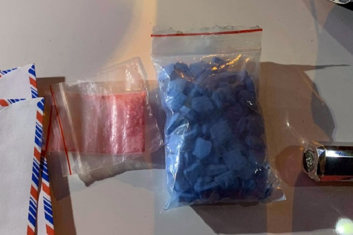 Người phụ nữ trên xe Audi mang 97 viên thuốc lắc - 1