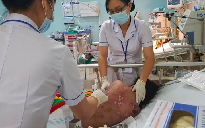 Chủ quán cà phê tra tấn nữ tiếp viên như thời Trung cổ: Khởi tố thêm 3 bị can - 2