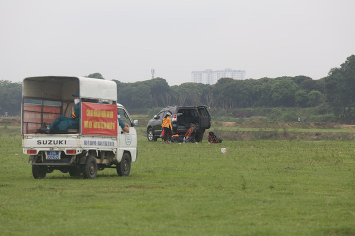 Hàng trăm người tụ tập ăn uống, vui chơi tại chân cầu Vĩnh Tuy bất chấp lệnh cấm - 7