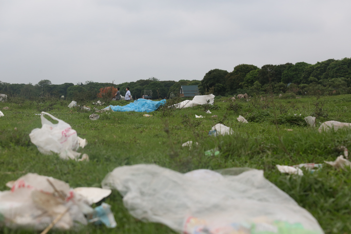 Hàng trăm người tụ tập ăn uống, vui chơi tại chân cầu Vĩnh Tuy bất chấp lệnh cấm - 9