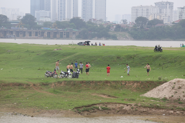 Hàng trăm người tụ tập ăn uống, vui chơi tại chân cầu Vĩnh Tuy bất chấp lệnh cấm - 5