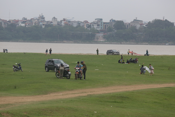 Hàng trăm người tụ tập ăn uống, vui chơi tại chân cầu Vĩnh Tuy bất chấp lệnh cấm - 8