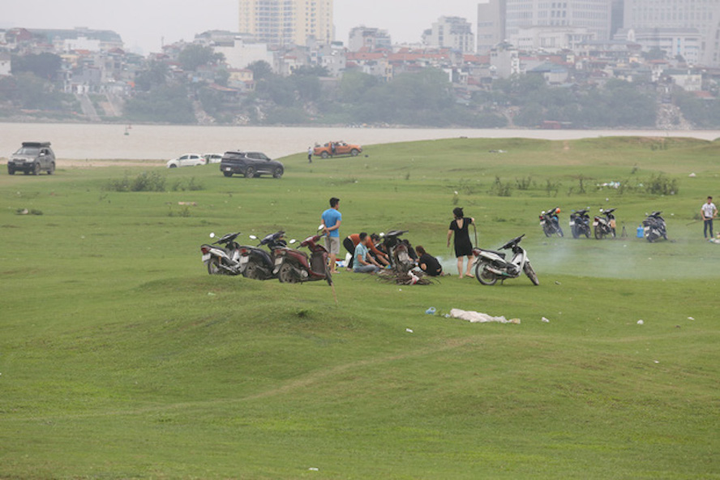 Hàng trăm người tụ tập ăn uống, vui chơi tại chân cầu Vĩnh Tuy bất chấp lệnh cấm - 4
