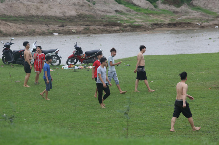 Hàng trăm người tụ tập ăn uống, vui chơi tại chân cầu Vĩnh Tuy bất chấp lệnh cấm - 3