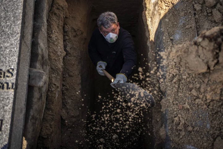 Covid-19: Hơn 6.500 người chết, Tây Ban Nha phái quân đội vận chuyển thi thể - 2