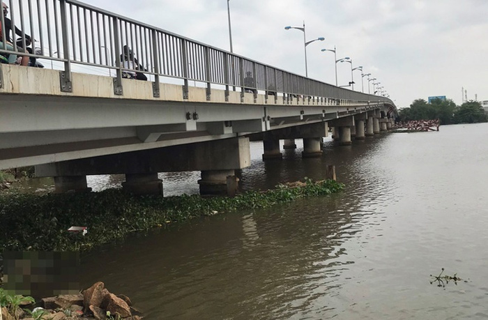 Thi thể cô gái mặc đồ phật tử nổi trên sông Sài Gòn - 1