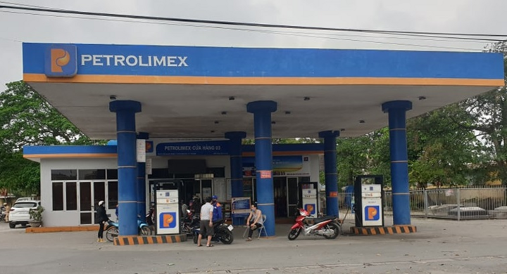 Giá xăng giảm 'sốc', xuống mức thấp nhất 11 năm - 1