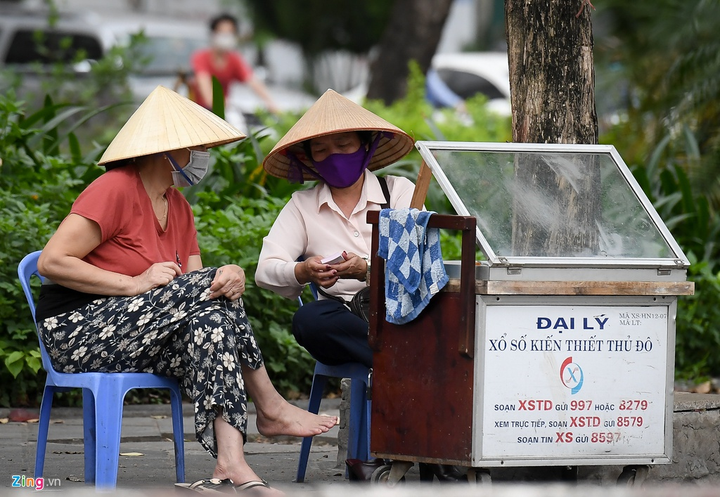 Người Hà Nội vẫn tụ tập uống trà đá, đánh cờ giữa đại dịch Covid-19 - 10