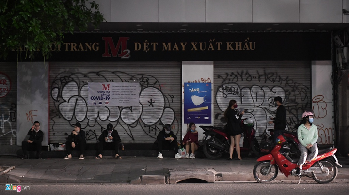 Người Hà Nội vẫn tụ tập uống trà đá, đánh cờ giữa đại dịch Covid-19 - 3