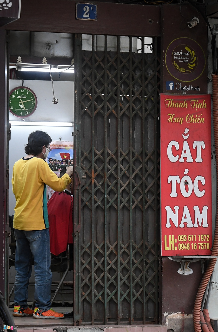 Người Hà Nội vẫn tụ tập uống trà đá, đánh cờ giữa đại dịch Covid-19 - 6