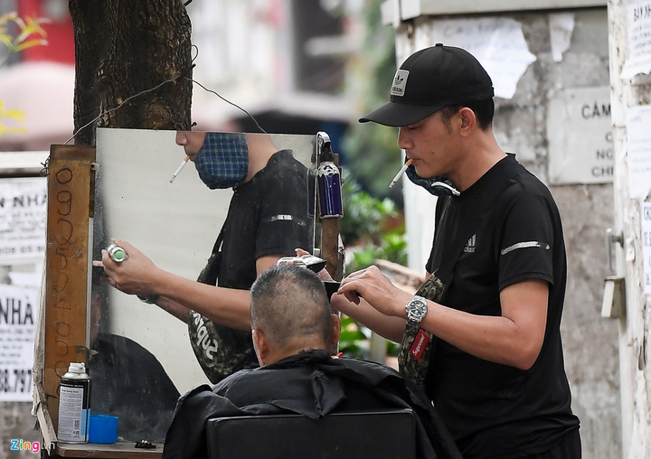 Người Hà Nội vẫn tụ tập uống trà đá, đánh cờ giữa đại dịch Covid-19 - 7