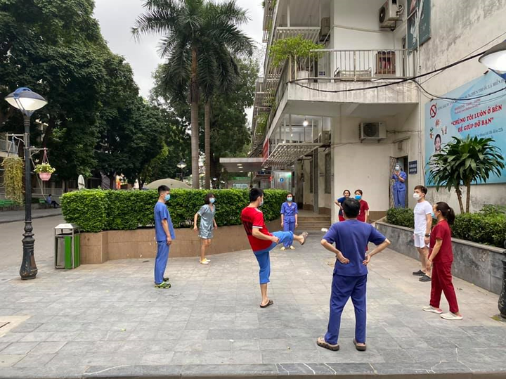 Y bác sĩ Bệnh viện Bạch Mai tập thể dục, lạc quan chiến đấu chống dịch - 1