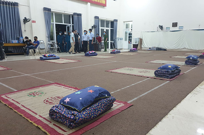 Ra đường không lý do, hơn 40 người bị đưa về nhà văn hóa ngủ qua đêm - 2