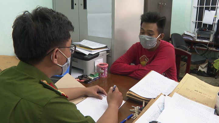 Triệu tập 8 thanh thiếu niên ném đá, đập phá ô tô trên đường phố - 1