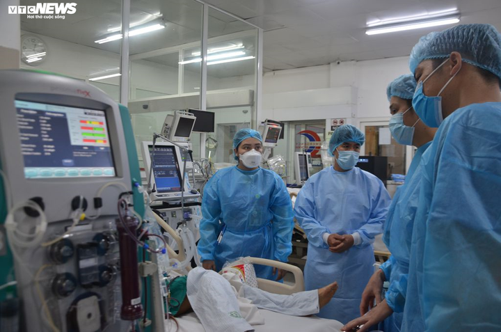 Bệnh viện Bạch Mai không thể dừng tiếp nhận cấp cứu các ca bệnh nặng - 1