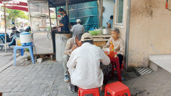 Bất chấp lệnh cấm, nhiều hàng ăn Đà Nẵng vẫn mở cửa - 2