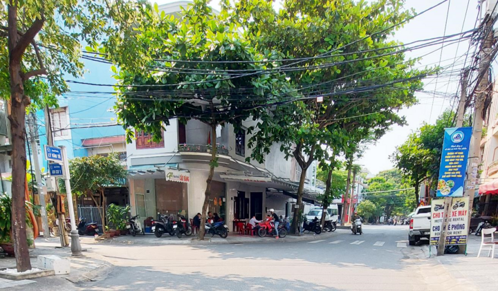Bất chấp lệnh cấm, nhiều hàng ăn Đà Nẵng vẫn mở cửa - 3