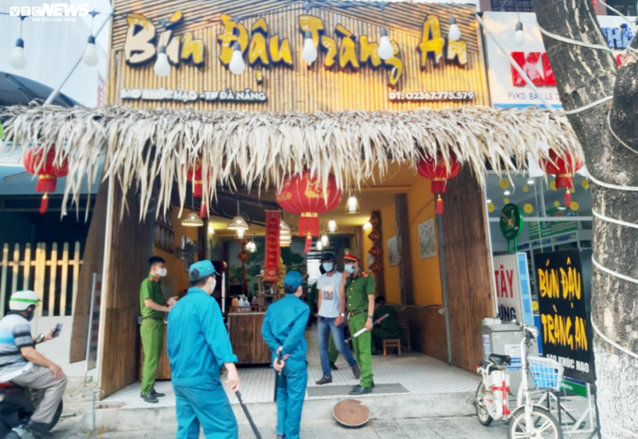 Bất chấp lệnh cấm, nhiều hàng ăn Đà Nẵng vẫn mở cửa - 4